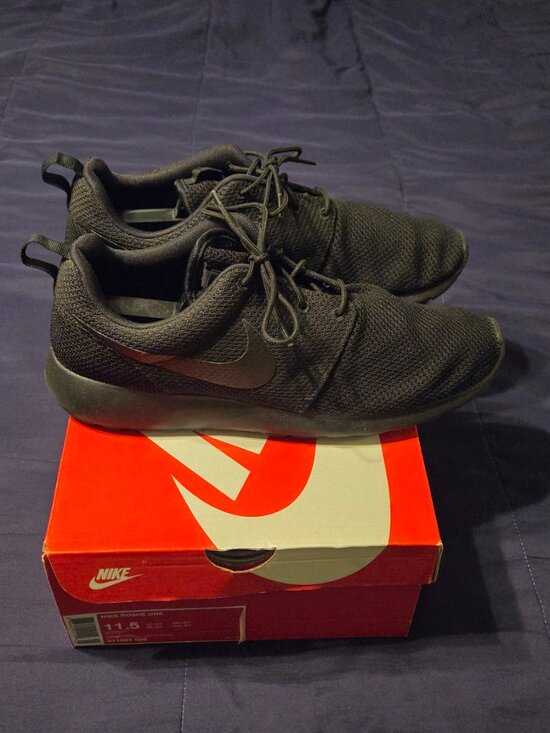 MENS SIZE 11.5 TRIPLE BLACK NIKE ROSHE RUN